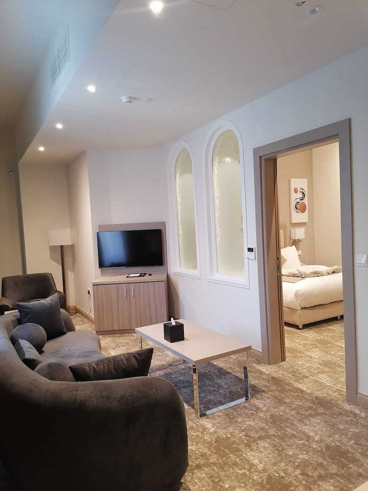 GLORIA HOTEL AND SUITES — photo 6